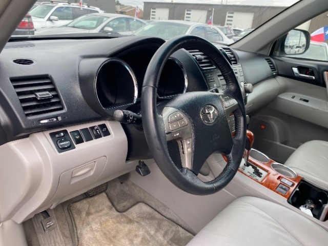 Toyota Highlander Vehicle Full-screen Gallery Image 10