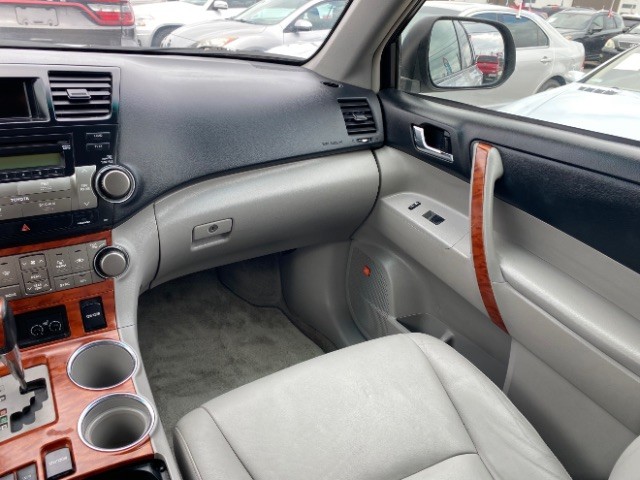 Toyota Highlander Vehicle Full-screen Gallery Image 11