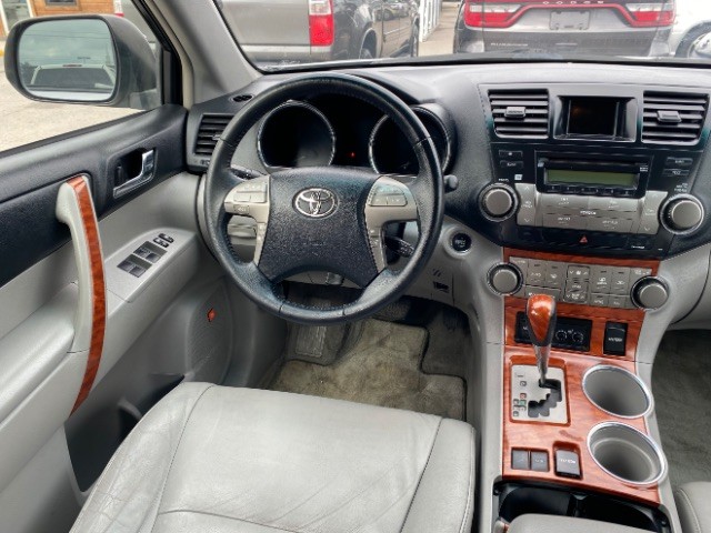 Toyota Highlander Vehicle Full-screen Gallery Image 12