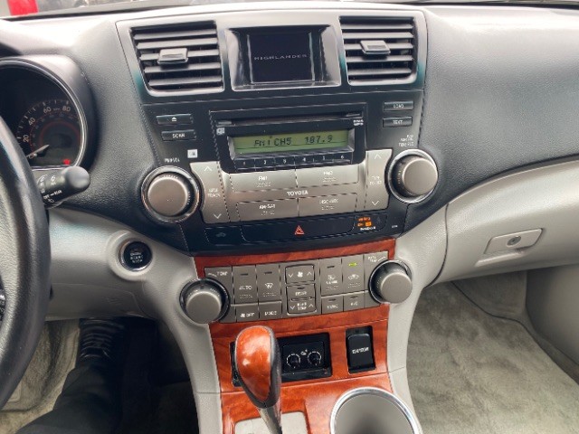 Toyota Highlander Vehicle Full-screen Gallery Image 13