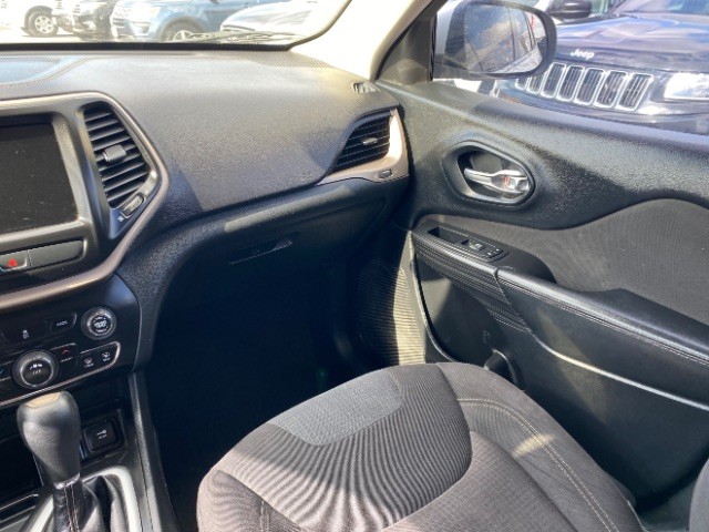 Jeep Cherokee Vehicle Full-screen Gallery Image 09