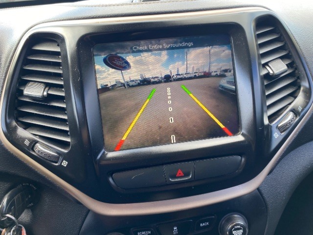 Jeep Cherokee Vehicle Full-screen Gallery Image 13