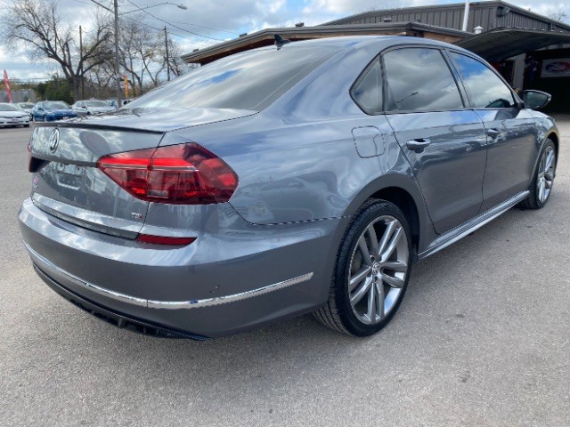 Volkswagen Passat Vehicle Full-screen Gallery Image 05