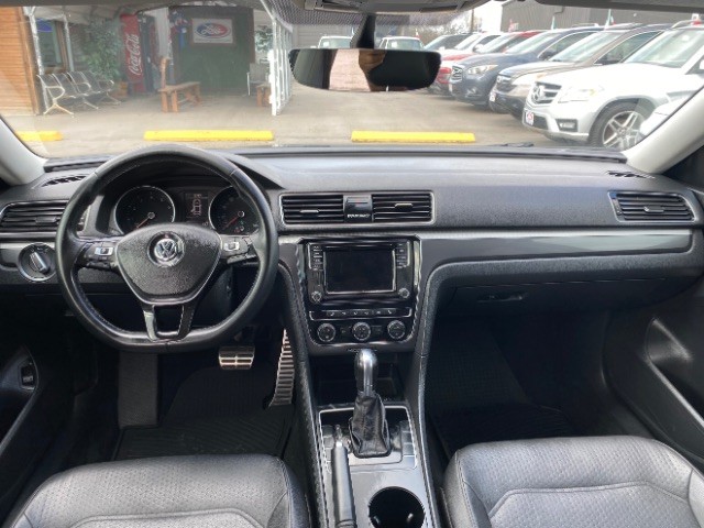 Volkswagen Passat Vehicle Full-screen Gallery Image 06