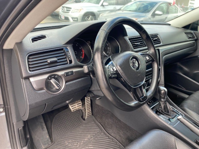 Volkswagen Passat Vehicle Full-screen Gallery Image 09