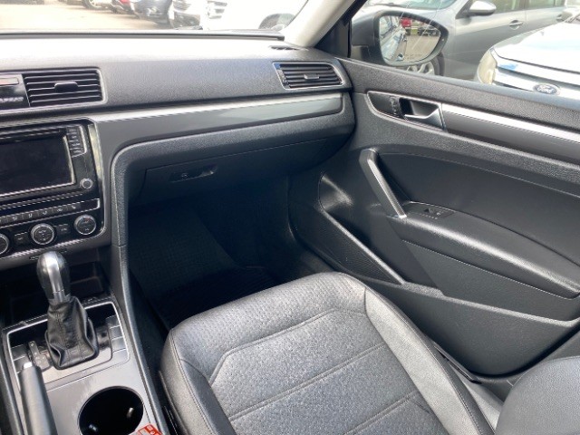 Volkswagen Passat Vehicle Full-screen Gallery Image 10