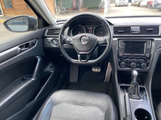 Volkswagen Passat Vehicle Full-screen Gallery Image 11