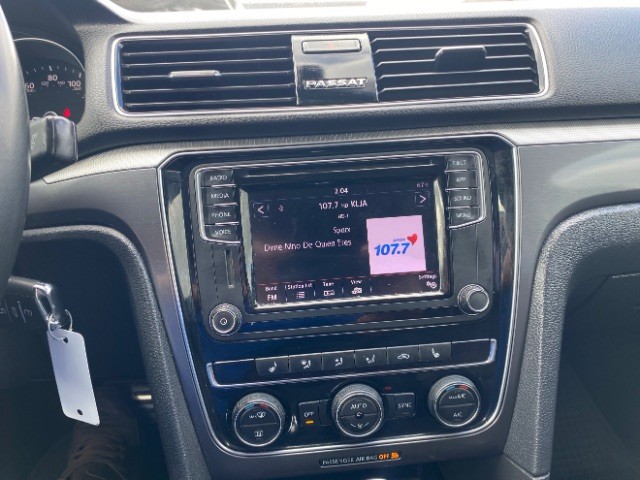 Volkswagen Passat Vehicle Full-screen Gallery Image 12