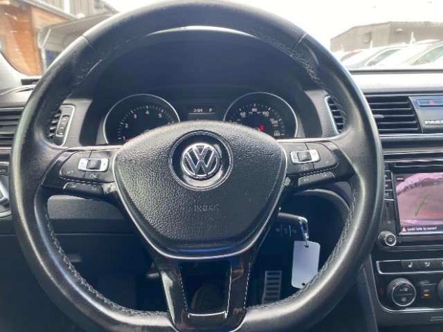 Volkswagen Passat Vehicle Full-screen Gallery Image 14