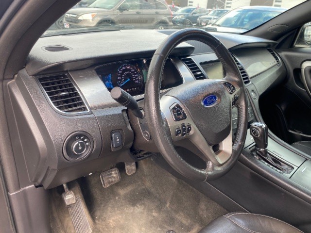 Ford Taurus Vehicle Full-screen Gallery Image 09