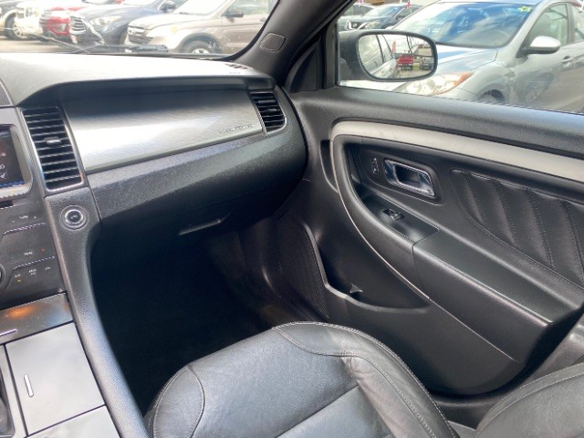 Ford Taurus Vehicle Full-screen Gallery Image 10