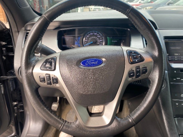 Ford Taurus Vehicle Full-screen Gallery Image 13