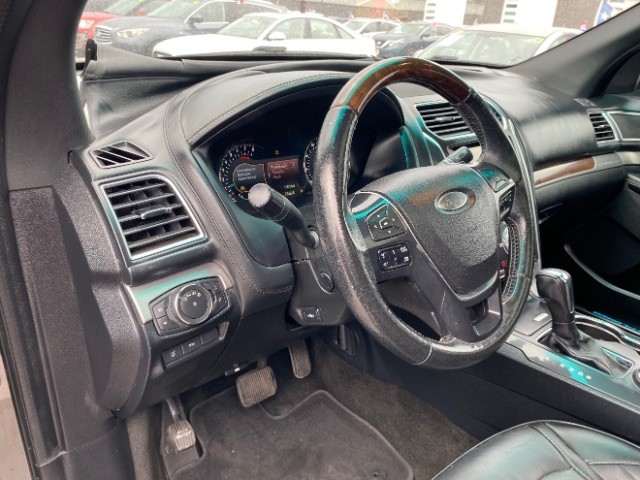 Ford Explorer Vehicle Full-screen Gallery Image 10