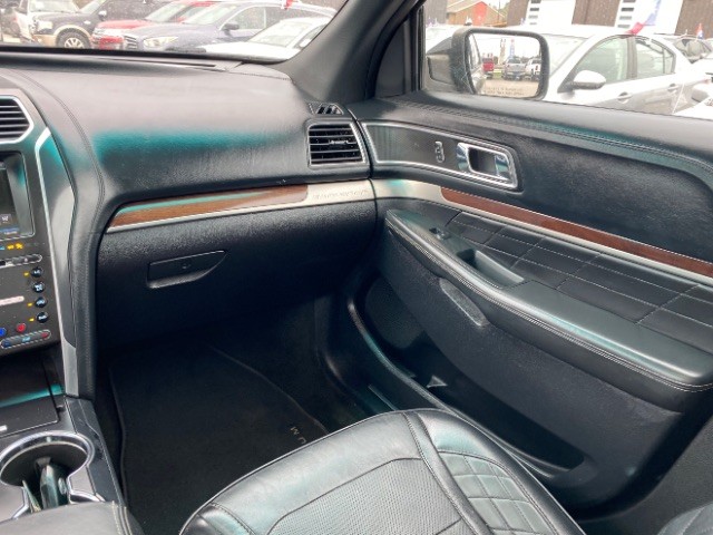 Ford Explorer Vehicle Full-screen Gallery Image 11