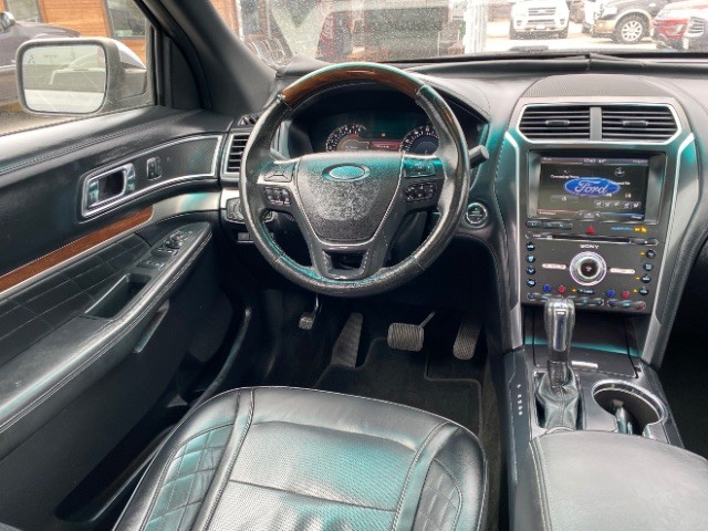 Ford Explorer Vehicle Full-screen Gallery Image 12