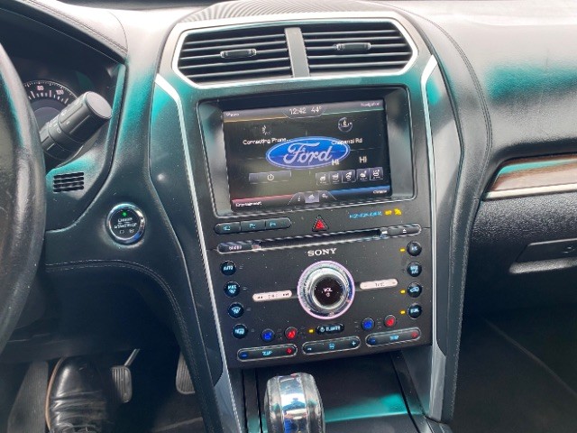 Ford Explorer Vehicle Full-screen Gallery Image 15