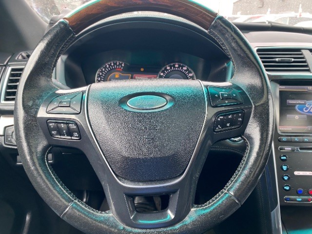 Ford Explorer Vehicle Full-screen Gallery Image 17