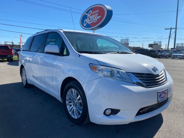 2014 Toyota Sienna XLE's photo