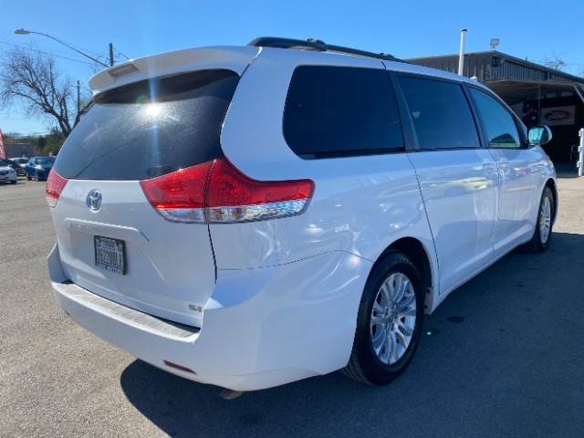 Toyota Sienna Vehicle Full-screen Gallery Image 05