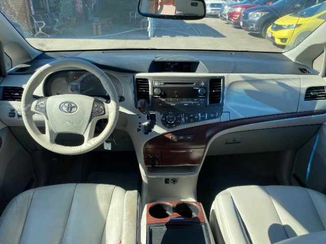 Toyota Sienna Vehicle Full-screen Gallery Image 06