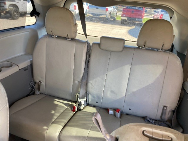 Toyota Sienna Vehicle Full-screen Gallery Image 07
