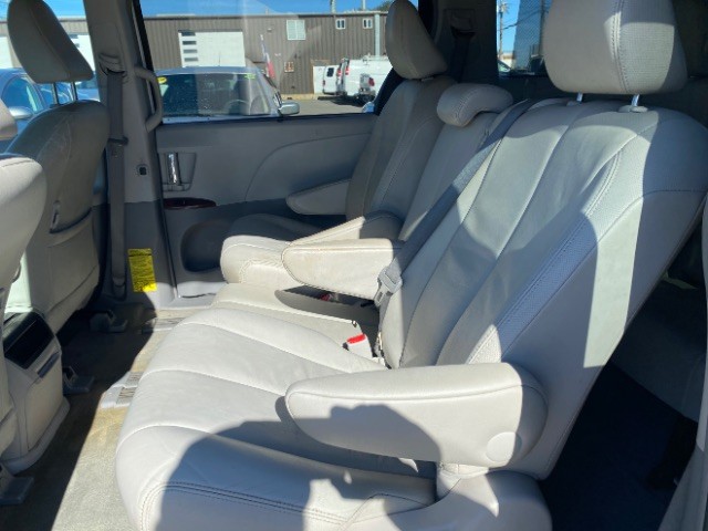 Toyota Sienna Vehicle Full-screen Gallery Image 08