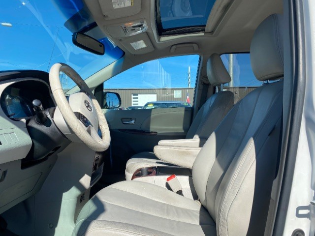 Toyota Sienna Vehicle Full-screen Gallery Image 09
