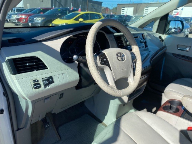 Toyota Sienna Vehicle Full-screen Gallery Image 10