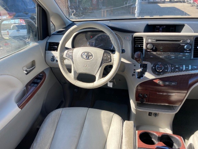 Toyota Sienna Vehicle Full-screen Gallery Image 12