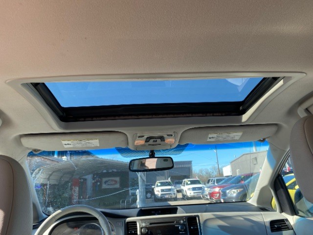 Toyota Sienna Vehicle Full-screen Gallery Image 13