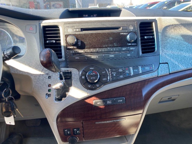 Toyota Sienna Vehicle Full-screen Gallery Image 14