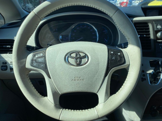 Toyota Sienna Vehicle Full-screen Gallery Image 16