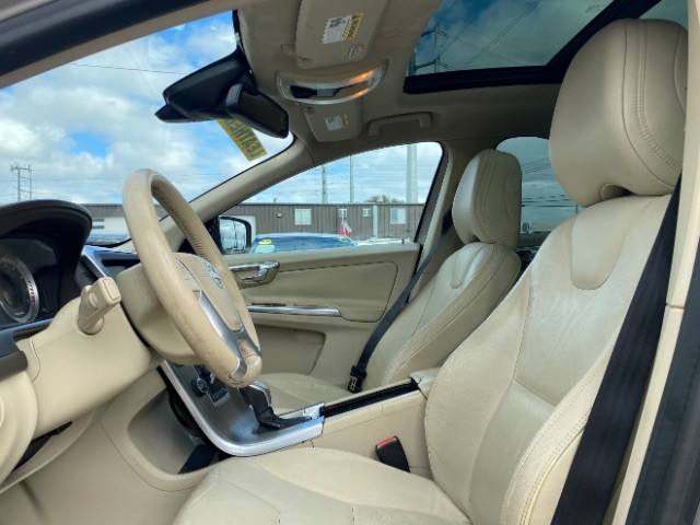 Volvo XC60 Vehicle Full-screen Gallery Image 07