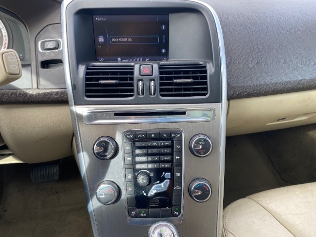 Volvo XC60 Vehicle Full-screen Gallery Image 12