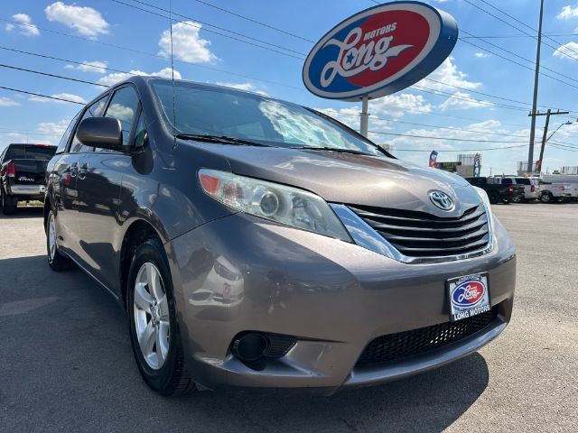 2014 Toyota Sienna LE's photo