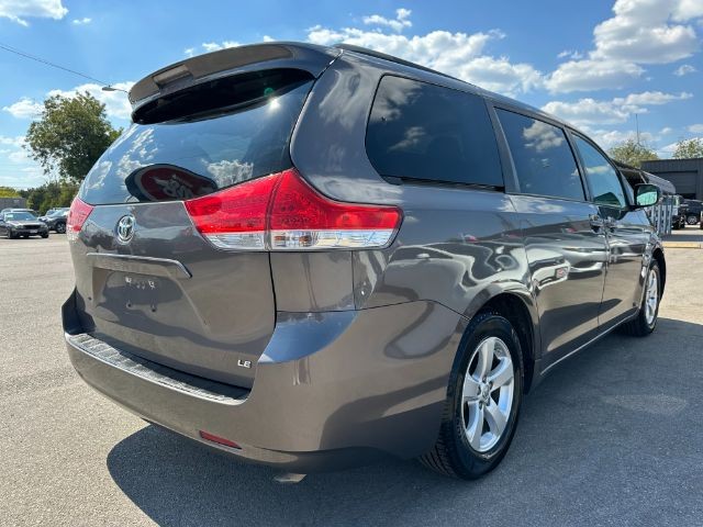 Toyota Sienna Vehicle Full-screen Gallery Image 03