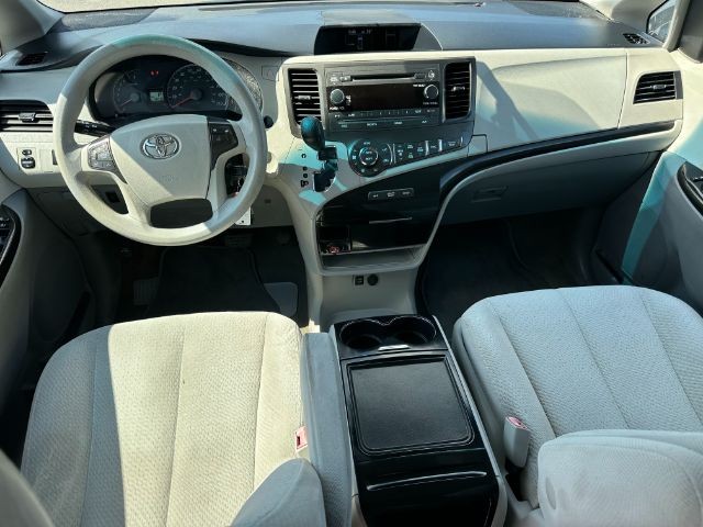 Toyota Sienna Vehicle Full-screen Gallery Image 05