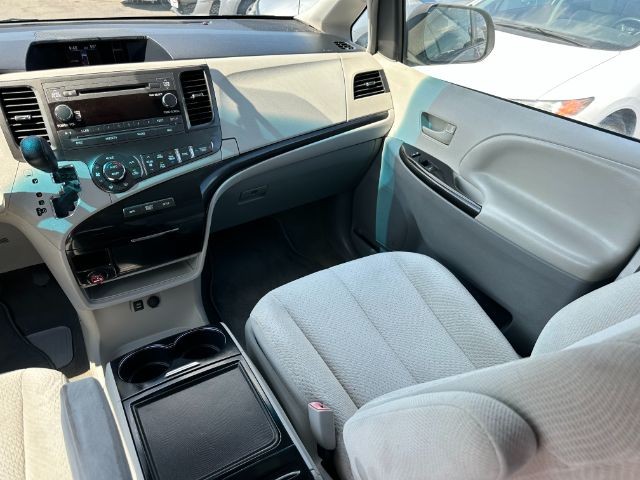 Toyota Sienna Vehicle Full-screen Gallery Image 06