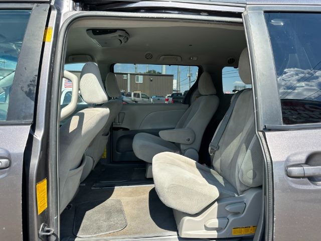 Toyota Sienna Vehicle Full-screen Gallery Image 08