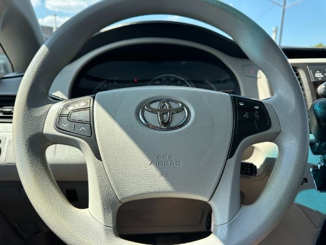 Toyota Sienna Vehicle Full-screen Gallery Image 12