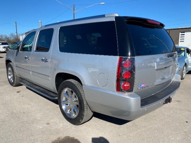 GMC Yukon XL Vehicle Full-screen Gallery Image 03