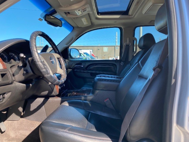 GMC Yukon XL Vehicle Full-screen Gallery Image 08