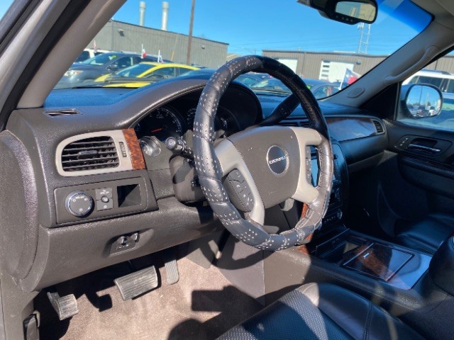 GMC Yukon XL Vehicle Full-screen Gallery Image 09