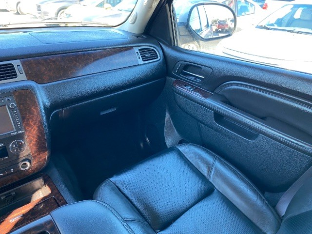 GMC Yukon XL Vehicle Full-screen Gallery Image 10