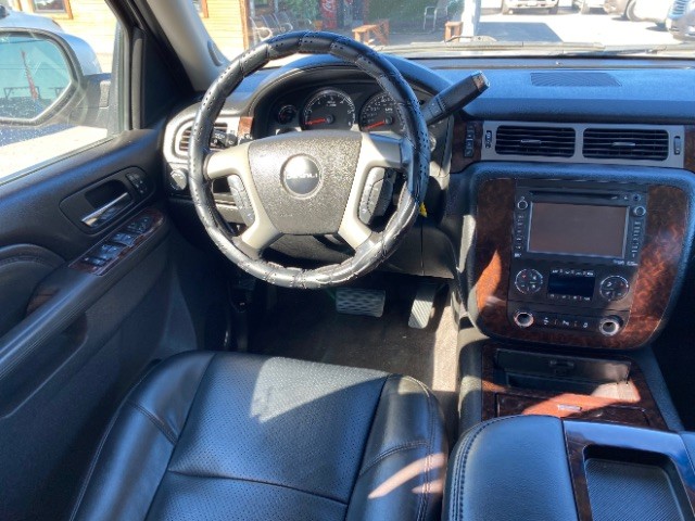 GMC Yukon XL Vehicle Full-screen Gallery Image 11