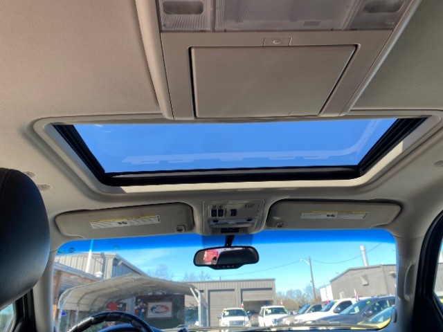 GMC Yukon XL Vehicle Full-screen Gallery Image 12