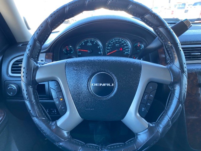 GMC Yukon XL Vehicle Full-screen Gallery Image 15