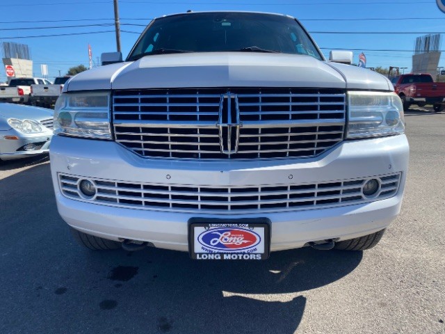 Lincoln Navigator Vehicle Full-screen Gallery Image 02