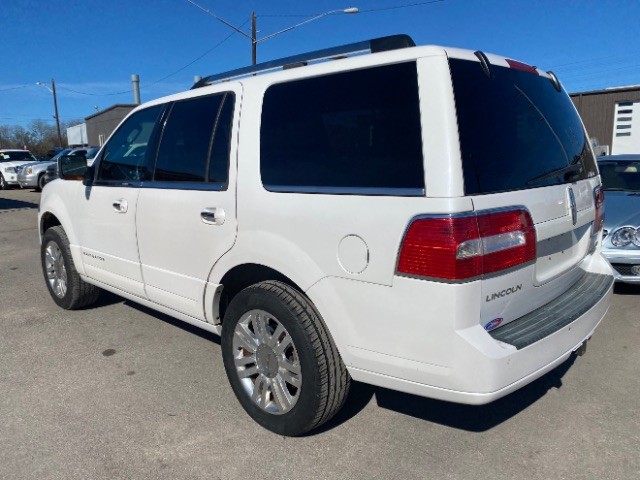 Lincoln Navigator Vehicle Full-screen Gallery Image 04