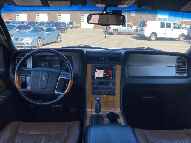 Lincoln Navigator Vehicle Full-screen Gallery Image 06